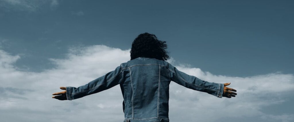 A person looking at the sky and feeling free after getting help from an addiction treatment center Newport News VA