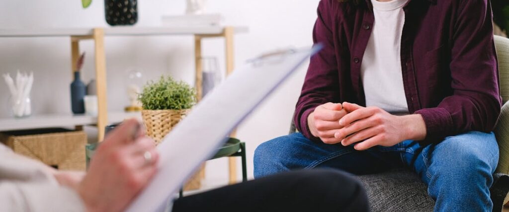 A person talking to a therapist at a Newport News rehab​ center