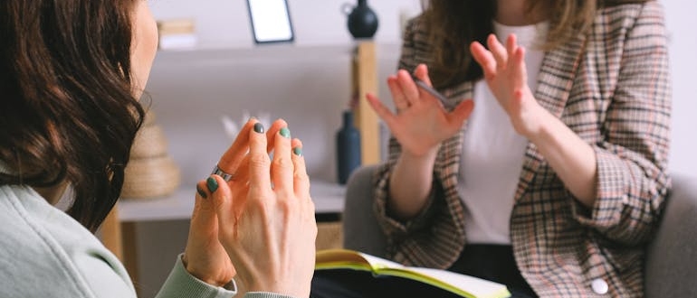 A person talking to a therapist at one of the Christian drug rehab centers in Virginia​