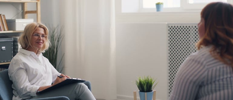 A person talking to a therapist at one of the dual diagnosis treatment centers in Virginia