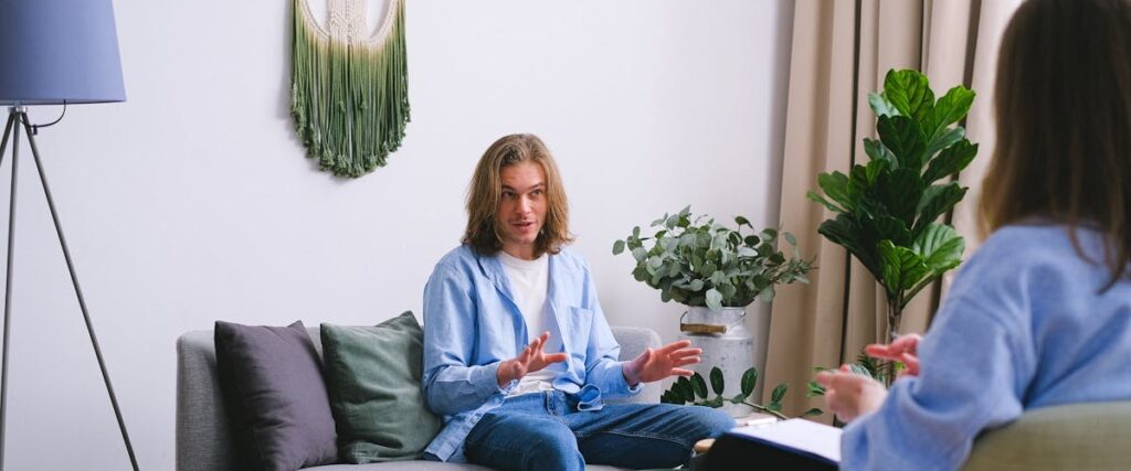 A person talking to a therapist during meth addiction treatment in Virginia