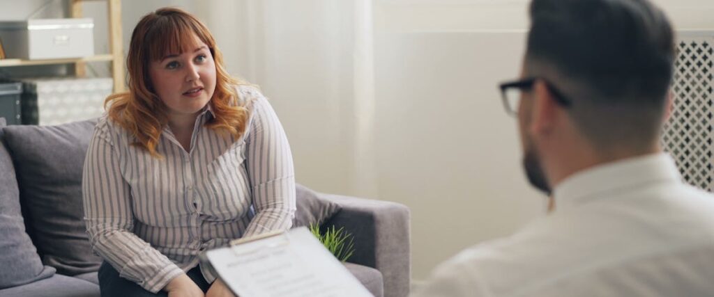 A person talking to a therapist at a rehab in Petersburg VA